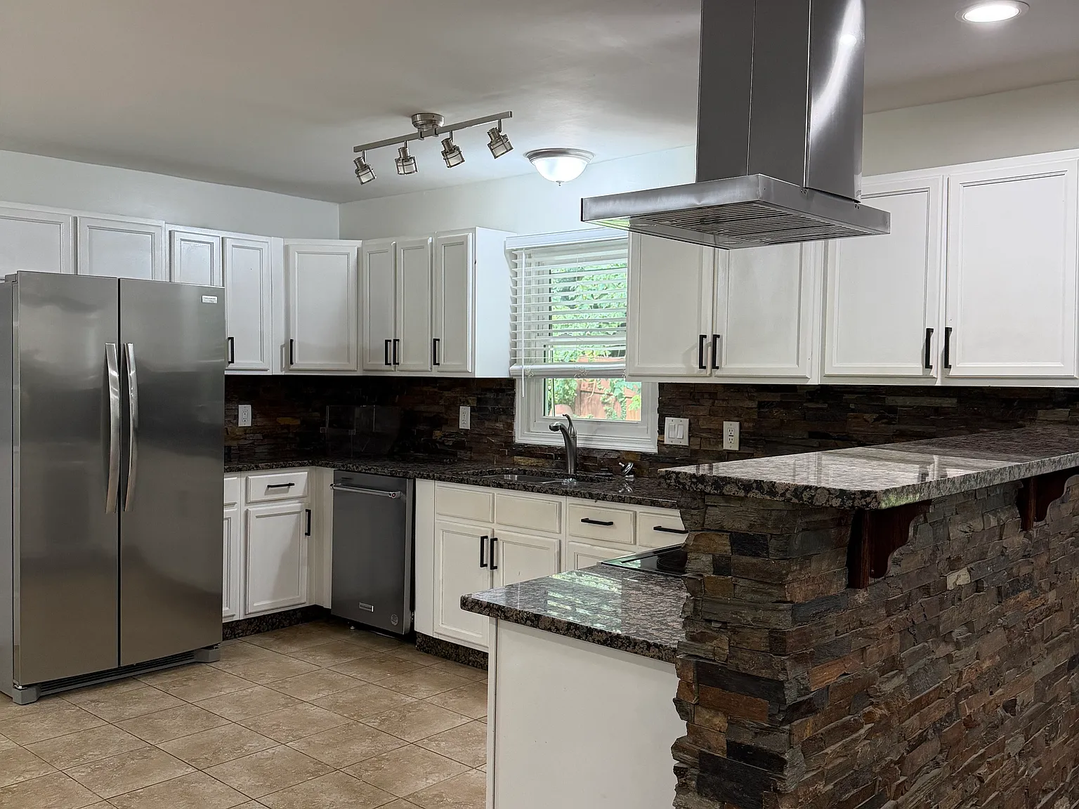 3 bed, 2000 sqft, $2,500 — Photo 4