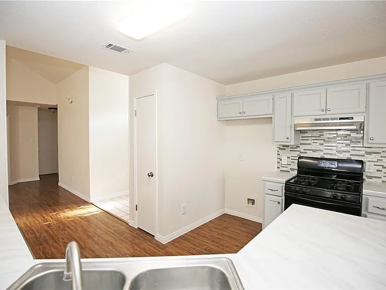 2308 Sycamore Trl — Photo 7
