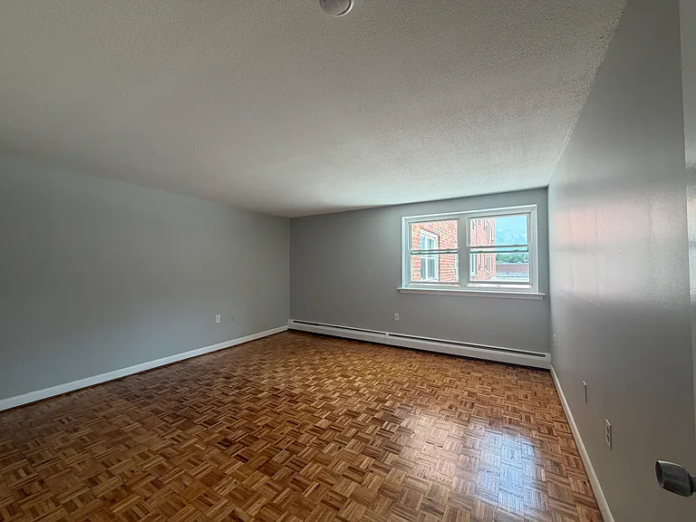 138 Store Ave #2P — Photo 6