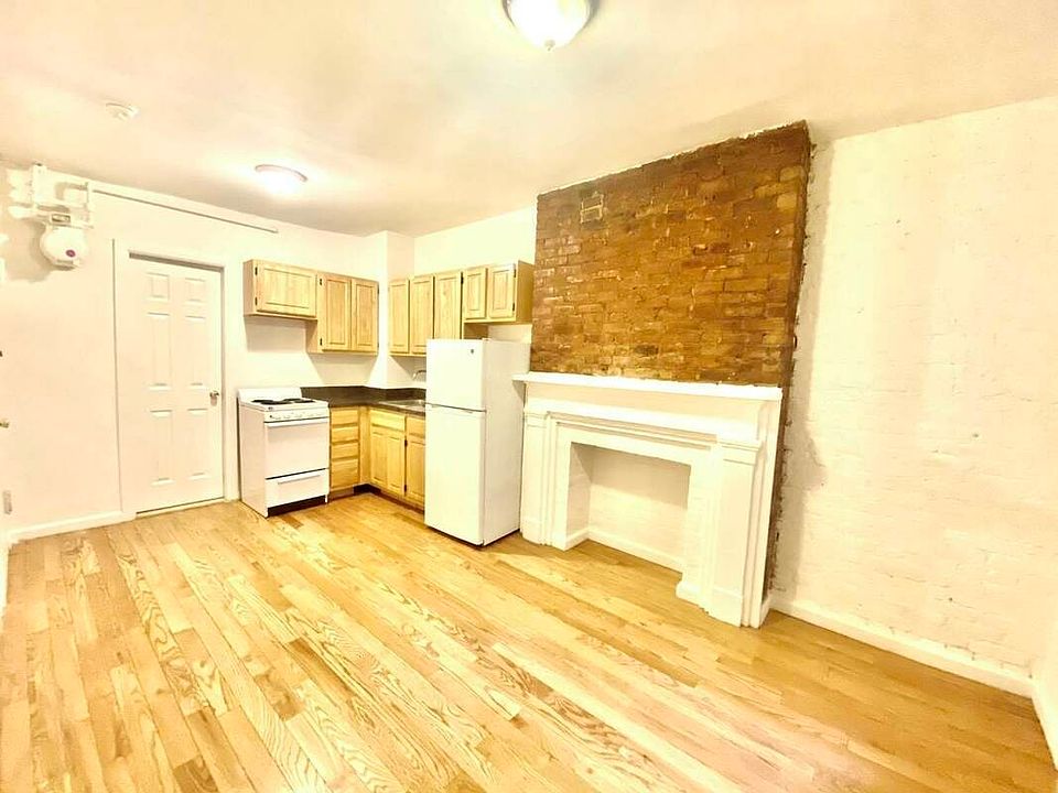 2nd image of 310 E 6th St #3R