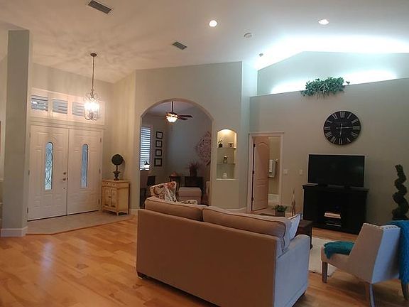 5th image of 44 Wood Haven Dr