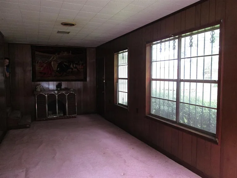 3540 Edgeware Rd W — Photo 3