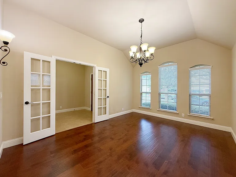4303 Oak Bluff Dr — Photo 6