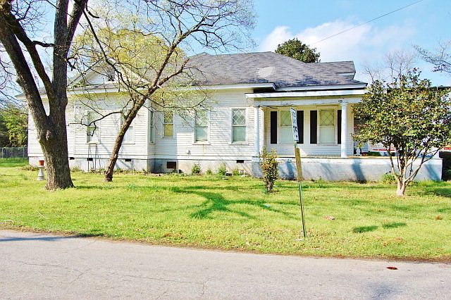 2nd image of 142 Walnut Ave S