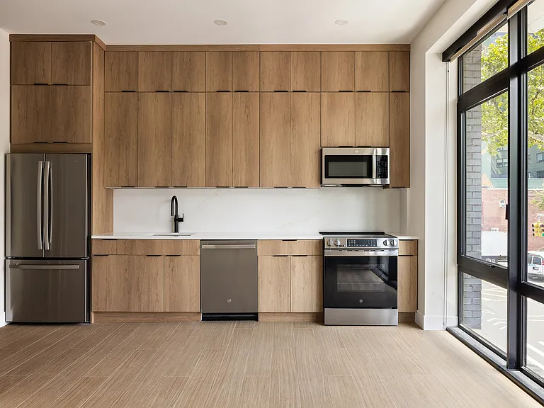 4918 Vernon Blvd #4E — Photo 1