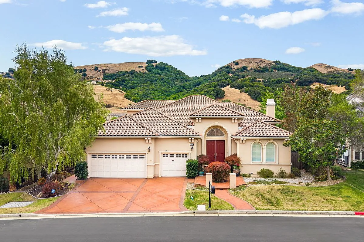 5 bed, 4.5 bath, 5053 sqft, $9,800 — Photo 1