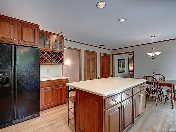 3rd image of 152 Hampshire Dr