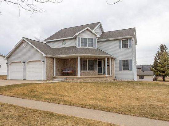 724 4th Ave SE, Dyersville, IA 52040