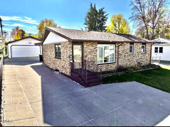 103 12th St NW, Mandan, ND 58554