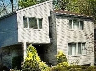 17 Wooleys Ln, Great Neck, NY 11023