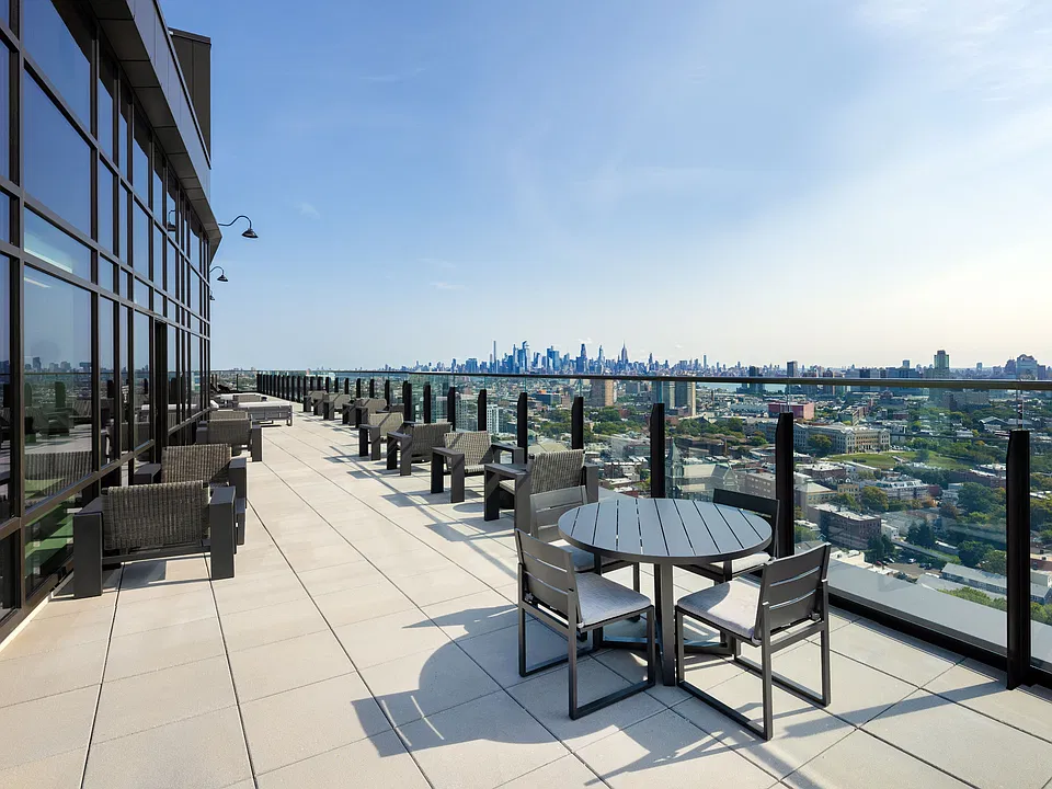 Elevate your lifestyle at 425 Summit with stunning skyline views from our spacious rooftop terrace. Enjoy outdoor dining in a modern setting, perfect for relaxation and entertaining. Don't miss out on this urban oasisschedule your visit today!