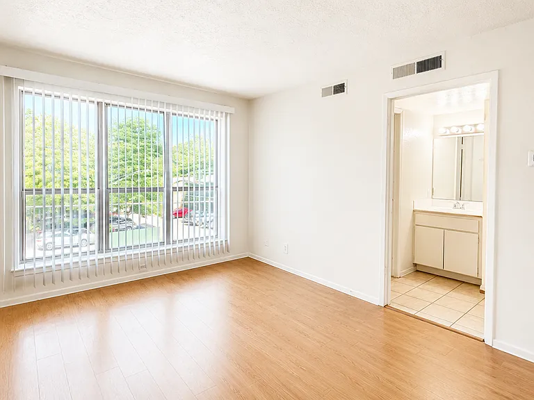 Oak Park Apartments — Photo 60