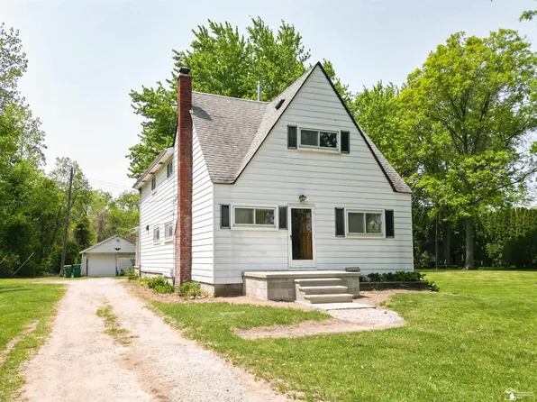 21724 Huron River Dr, New Boston, MI 48164