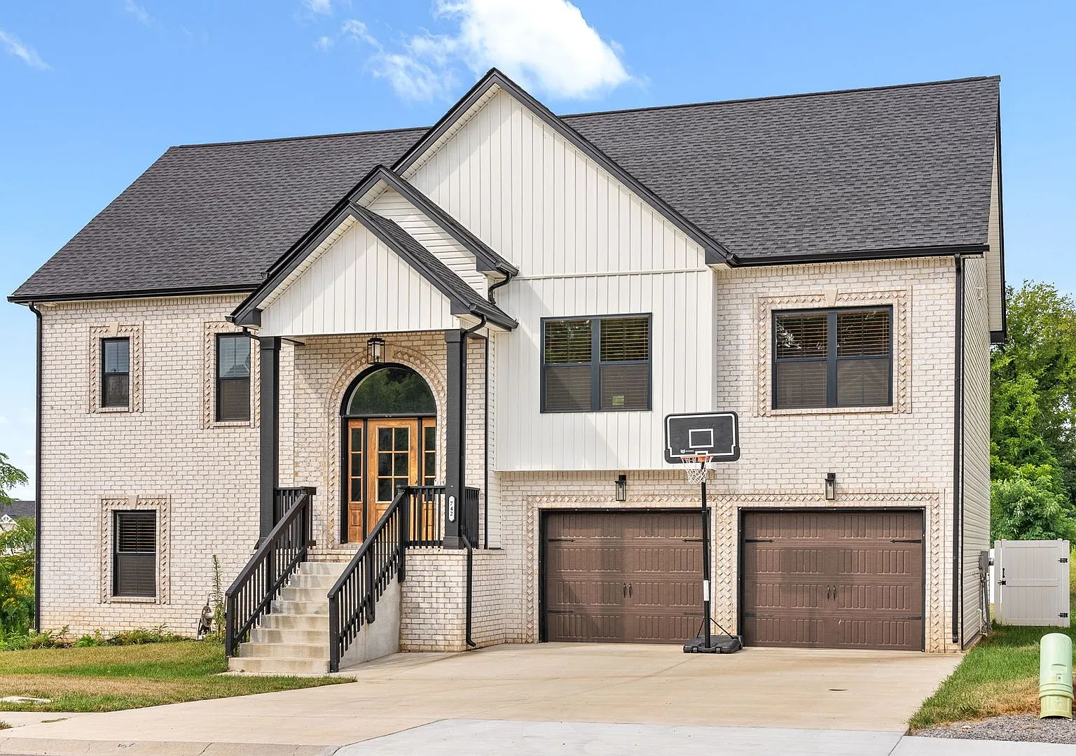Pet Friendly Five Bedroom! — Photo 3