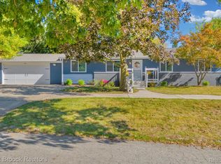 1095 Wyman Dr, Waterford, MI 48328