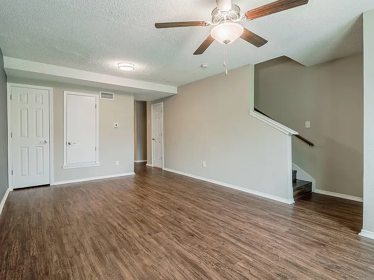 2 Bedroom, 1 bathroom. living room
photo