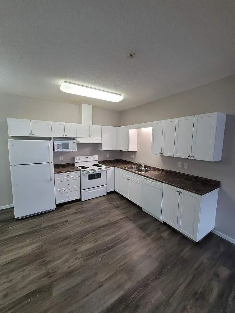 Tamarack Manor — Photo 2