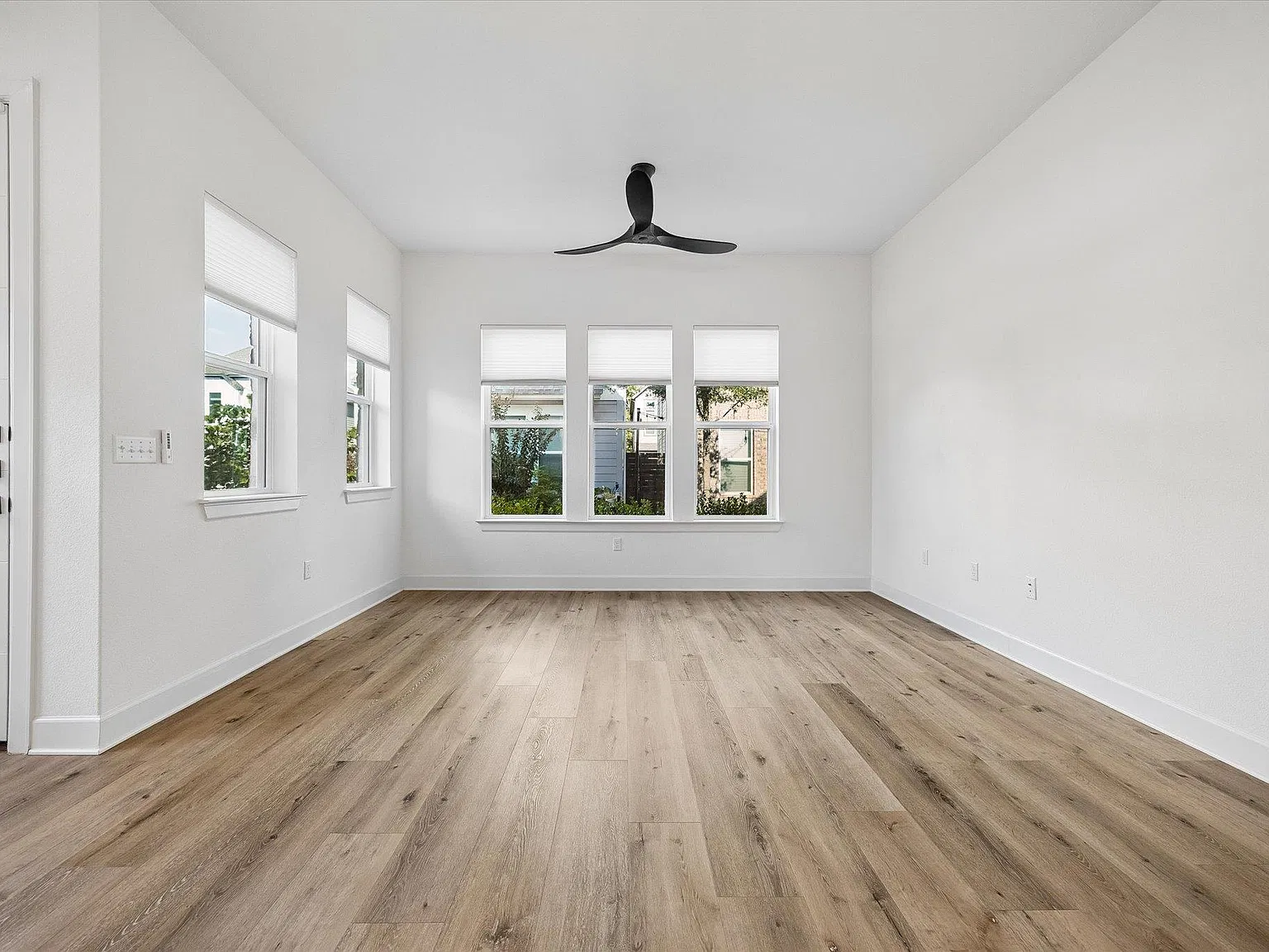 3 bed, 2.5 bath, 2304 sqft, $3,100 — Photo 4
