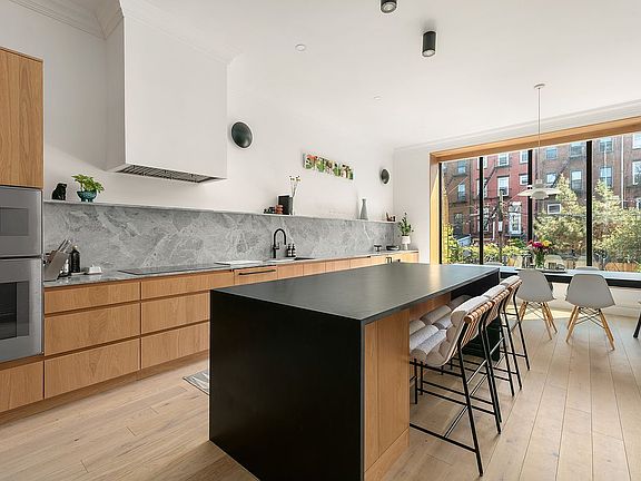 4th image of 390 Degraw St