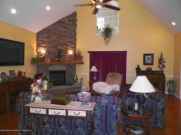 Great room w/ gas fireplace