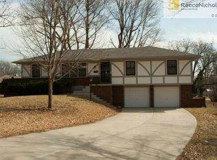 3925 S Summit Ridge Dr, Independence, MO 64055