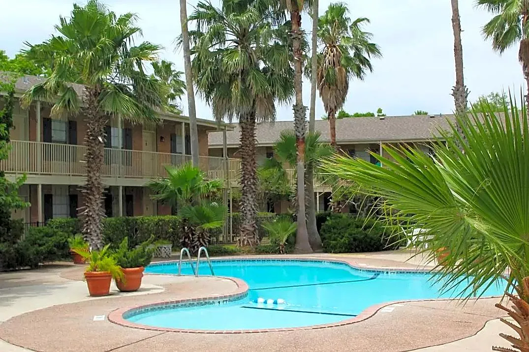 Country Club Manor — Photo 2
