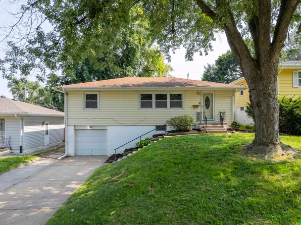 7765 Hamilton St, Omaha, NE 68114