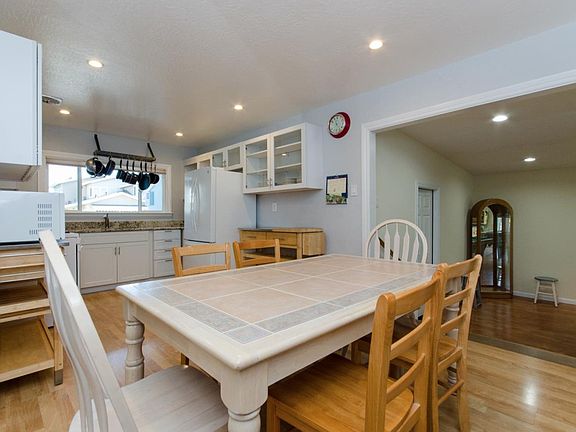 3rd image of 1630 Claremont Dr