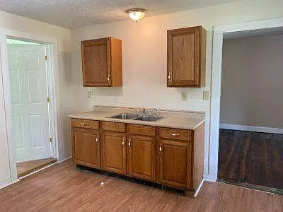 1127 16th St SE — Photo 2