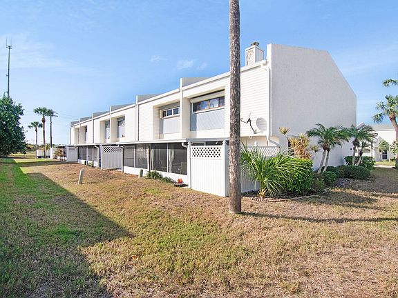 5th image of 810 Poinsetta Dr APT 8