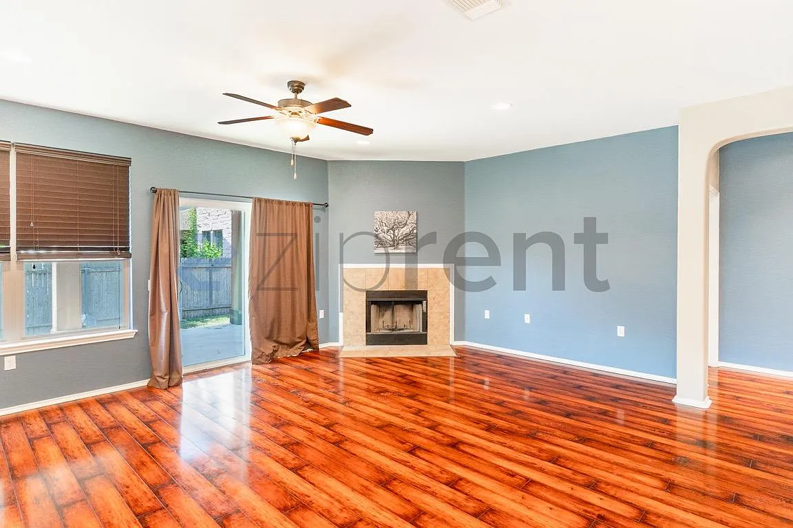 3 bed, 2.5 bath, 1993 sqft, $2,067 — Photo 2