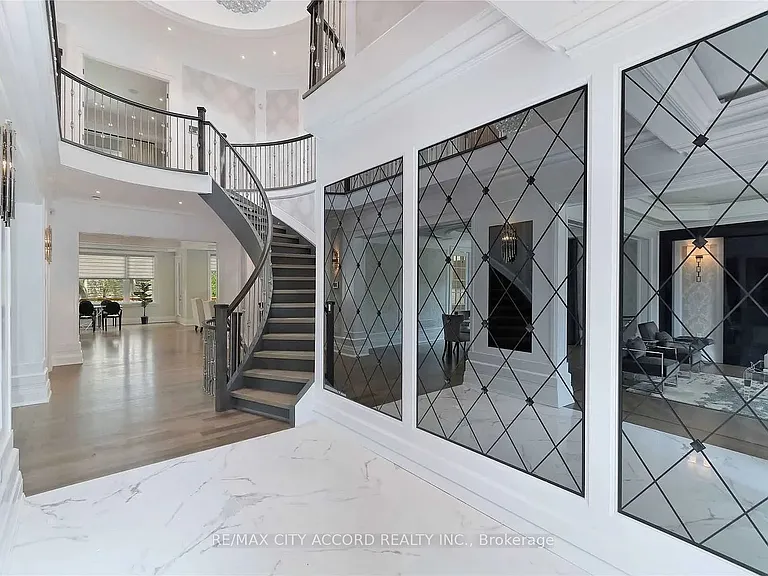 98 Upper Canada Dr — Photo 5