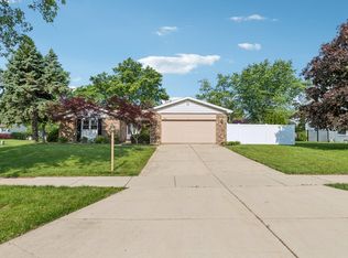 1946 Briarcliffe Blvd, Wheaton, IL 60189