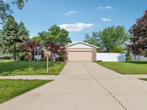 1946 Briarcliffe Blvd, Wheaton, IL 60189