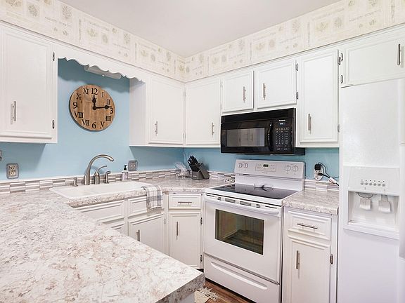 4th image of 7381 Pinegrove Dr Unit 106