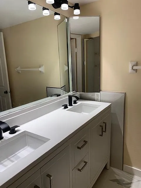 1647 Park Meadows Dr — Photo 2