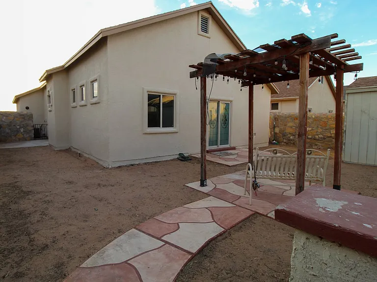 2216 Amber Point Pl — Photo 14