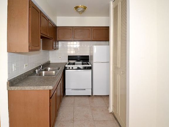 2nd image of 510 W Briar Pl APT 508