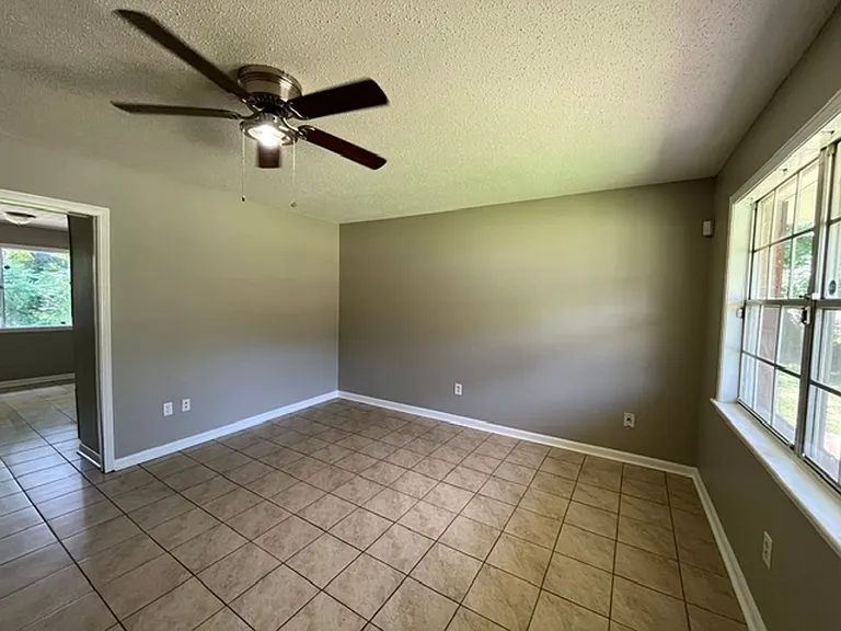 8864 Yorktown Dr — Photo 2