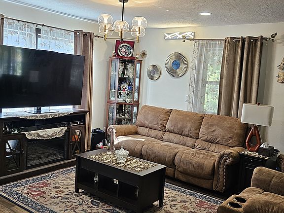 2nd image of 2303 Golf Rd