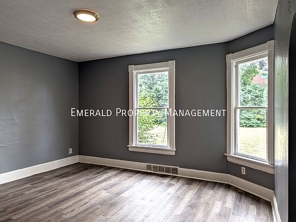 5th image of 964 N Court St