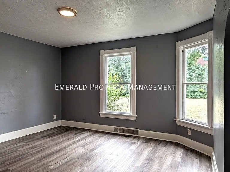 964 N Court St — Photo 5