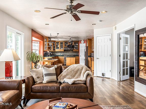 3rd image of 725 Aspen Dr