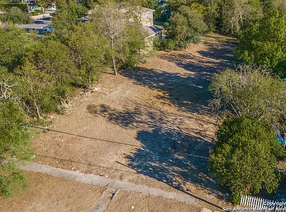 3rd image of 825 W Magnolia Ave