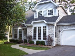 11 Banbury Ct, Streamwood, IL 60107