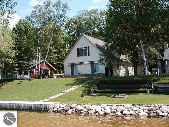 3rd image of 4601 E Shore Dr NE