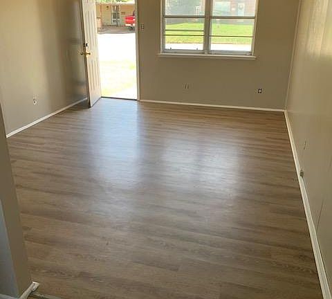 3rd image of 124 N Glencoe Cir