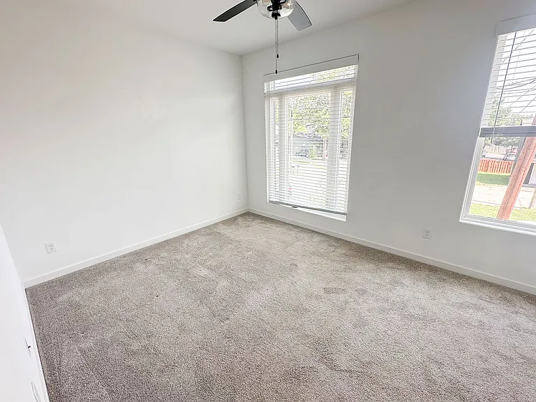 933 W Holly St — Photo 19
