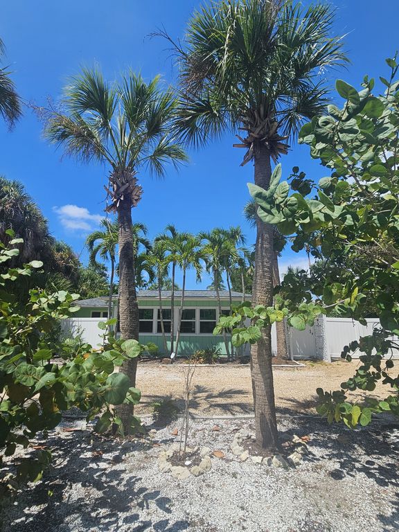 1942 Roseate Ln - Property Image