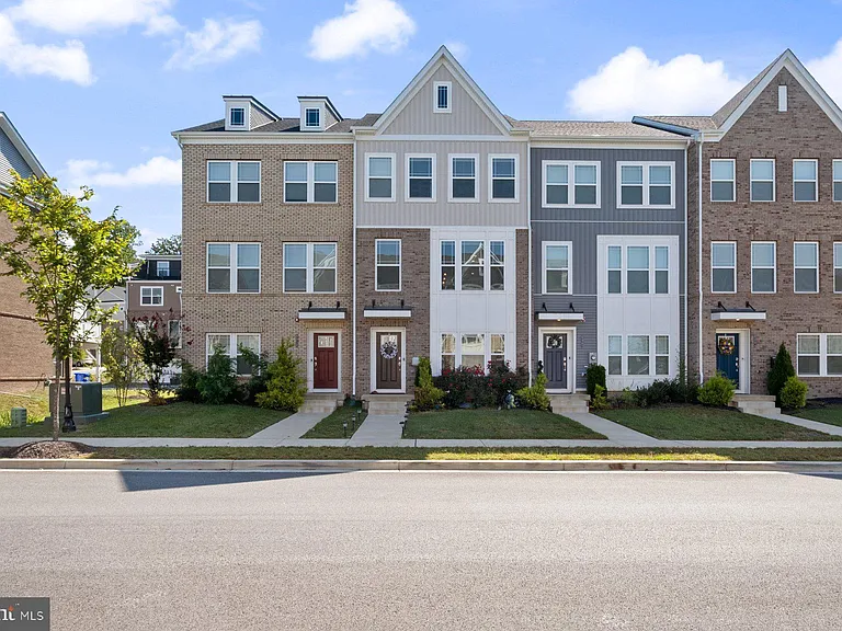 6960 Farragut Dr — Photo 1
